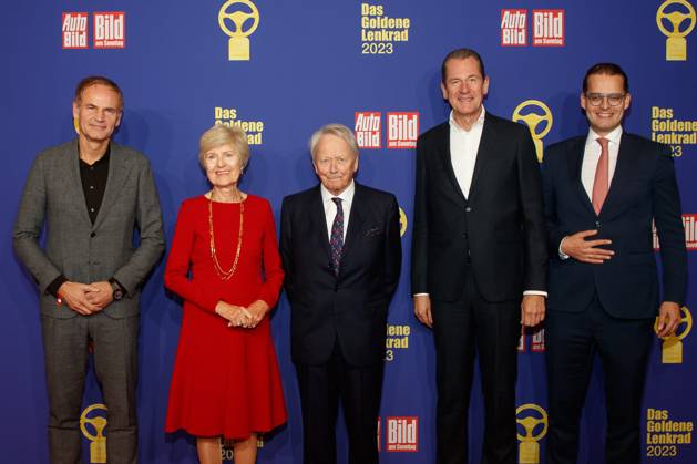 Entertainment Bilder des Tages Das Goldene Lenkrad 2023 Oliver Blume, Friede Springer, Wolfgang Porsche, Mathias Döpfner und Claudius Senst bei der Verleihung des Goldenen Lenkrads 2023 im Axel Springer Hochhaus am 07.11.2023 in Berlin. Copyright: xEventpressxKochanx