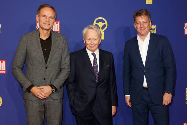 Das Goldene Lenkrad 2023 Oliver Blume, Wolfgang Porsche und Gernot Döllner bei der Verleihung des Goldenen Lenkrads 2023 im Axel Springer Hochhaus am 07.11.2023 in Berlin. Copyright: xEventpressxKochanx