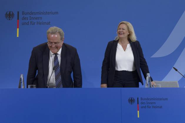 News Bilder des Tages Jahresbericht Bundespolizei 2022 vorgestellt 2023-11-08 - Deutschland, Berlin - Nancy Faeser (SPD), Bundesministerin des Inneren und für Heimat, und Bundespolizeipräsident Dr. Dieter Romann stellen Jahresbericht der Bundespolizei 2022 vor.