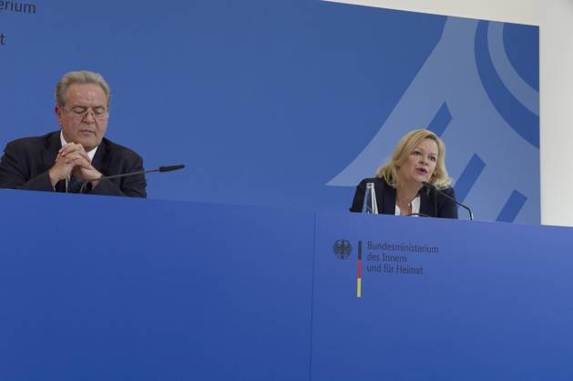 Jahresbericht Bundespolizei 2022 vorgestellt 2023-11-08 - Deutschland, Berlin - Nancy Faeser (SPD), Bundesministerin des Inneren und für Heimat, und Bundespolizeipräsident Dr. Dieter Romann stellen Jahresbericht der Bundespolizei 2022 vor.