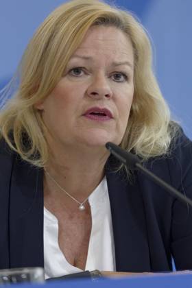 Jahresbericht Bundespolizei 2022 vorgestellt 2023-11-08 - Deutschland, Berlin - Nancy Faeser (SPD), Bundesministerin des Inneren und für Heimat, und der Bundespolizeipräsident stellen den Jahresbericht der Bundespolizei 2022 vor.