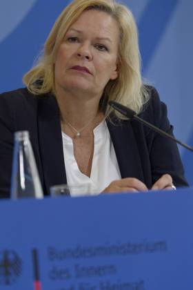 Jahresbericht Bundespolizei 2022 vorgestellt 2023-11-08 - Deutschland, Berlin - Nancy Faeser (SPD), Bundesministerin des Inneren und für Heimat, und Bundespolizeipräsident Dr. Dieter Romann stellen Jahresbericht der Bundespolizei 2022 vor.