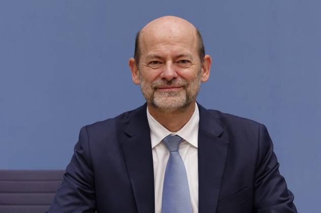 Jahresbericht Bundespolizei 2022 vorgestellt 2023-11-08 - Deutschland, Berlin - Bundespressekonferenz: LKW-Hersteller und Logistikverbände betrachten politische Rahmenbedingungen als Hemmnis für die Klimaneutralität des Güterkraftverkehrs. Im Bild Dr. Manfred Schuckert, Vorstandsvorsitzender Daimler Truck Holding AG.