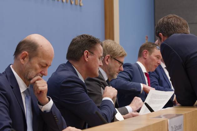 Jahresbericht Bundespolizei 2022 vorgestellt 2023-11-08 - Deutschland, Berlin - Bundespressekonferenz: LKW-Hersteller und Logistikverbände betrachten politische Rahmenbedingungen als Hemmnis für die Klimaneutralität des Güterkraftverkehrs. Im Bild v.l. Dr. Manfred Schuckert, Vorstandsvorsitzender Daimler Truck Holding AG, Alexander Vlaskamp, Vorstandsvorsitzender MAN Truck & Bus SE, Frank Huster, Hauptgeschäftsführer Bundesverband Spedition und Logistik (DSLV), und Prof. Dr. Dirk Engelhardt, Vorstandssprecher Bundesverband Güterkraftverkehr, Logistik und Entsorgung (BGL) e.V.