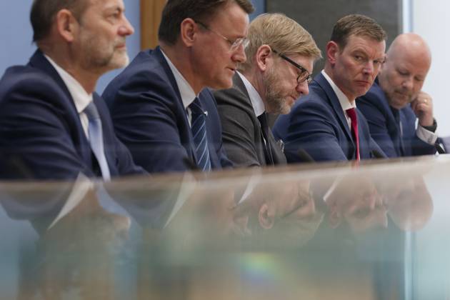 News Themen der Woche KW45 News Bilder des Tages Jahresbericht Bundespolizei 2022 vorgestellt 2023-11-08 - Deutschland, Berlin - Bundespressekonferenz: LKW-Hersteller und Logistikverbände betrachten politische Rahmenbedingungen als Hemmnis für die Klimaneutralität des Güterkraftverkehrs. Im Bild v.l. Dr. Manfred Schuckert, Vorstandsvorsitzender Daimler Truck Holding AG, Alexander Vlaskamp, Vorstandsvorsitzender MAN Truck & Bus SE, Frank Huster, Hauptgeschäftsführer Bundesverband Spedition und Logistik (DSLV), und Prof. Dr. Dirk Engelhardt, Vorstandssprecher Bundesverband Güterkraftverkehr, Logistik und Entsorgung (BGL) e.V.