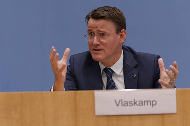 Jahresbericht Bundespolizei 2022 vorgestellt 2023-11-08 - Deutschland, Berlin - Bundespressekonferenz: LKW-Hersteller und Logistikverbände betrachten politische Rahmenbedingungen als Hemmnis für die Klimaneutralität des Güterkraftverkehrs. Im Bild Alexander Vlaskamp, Vorstandsvorsitzender MAN Truck & Bus SE.