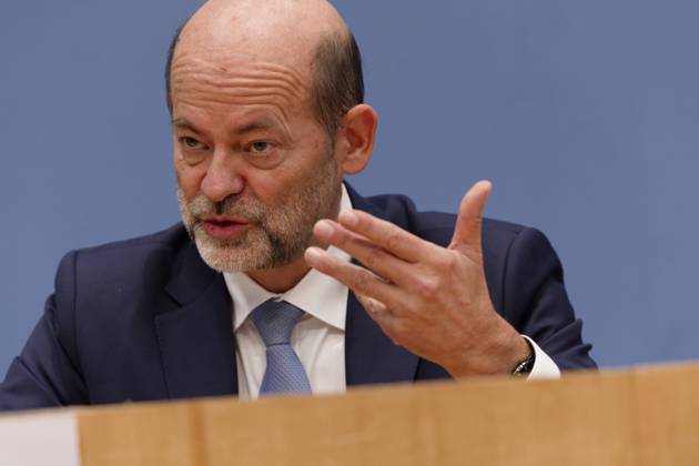 Jahresbericht Bundespolizei 2022 vorgestellt 2023-11-08 - Deutschland, Berlin - Bundespressekonferenz: LKW-Hersteller und Logistikverbände betrachten politische Rahmenbedingungen als Hemmnis für die Klimaneutralität des Güterkraftverkehrs. Im Bild Dr. Manfred Schuckert, Vorstandsvorsitzender Daimler Truck Holding AG.