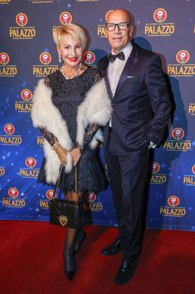Bianca Brömme mit Ehemann Bernd Brömme bei der Premiere der 15. Spielzeit der Palazzo Dinnershow Ghosts & Ducks im Spiegelpalast. Berlin, 08.11.2023 Foto:xB.xDummerx xFuturexImagex palazzo_prem_3115