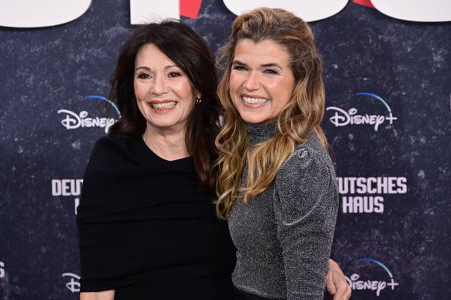 Iris Berben und Anke Engelke bei der Premiere der Disney+ Streamingserie Deutsches Haus im Zoo Palast. Berlin, 08.11.2023