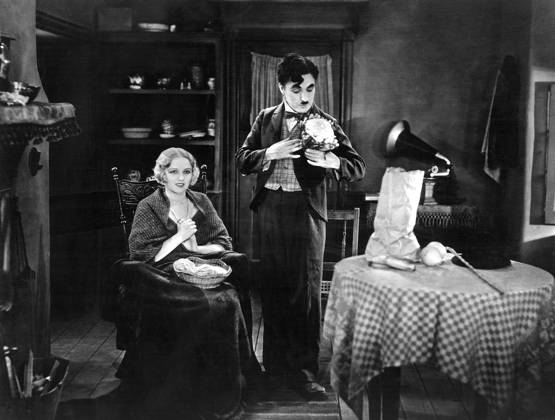 Virginia Cherrill and Charlie Chaplin on-set of the Film, City Lights, 1931  Copyright: xABxArchivex jtv002493