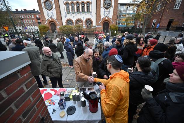 MALMÖ, SWEDEN 20231111 Support demonstration at the Synagogue in Malmö on Saturday MALMÖ SVERIGE x50090x Copyright: xJohanxNilsson TTx MANIFESTATION SYNAGOGAN MALMÖ S6HLOkDL1HU