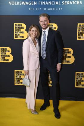 Tatjana Biallas mit Begleitung bei der Preisverleihung vom 37. Braunschweig International Film Festival im Großen Haus des Staatstheaters Braunschweig. Braunschweig, 11.11.2023