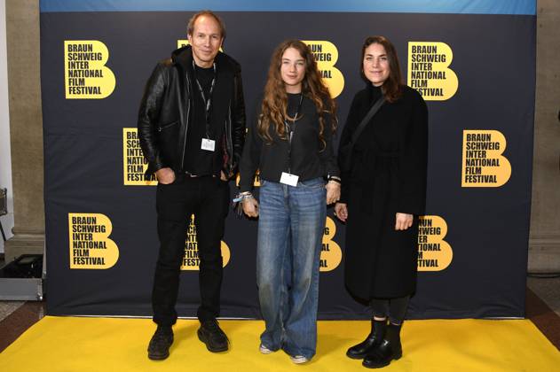 Eline Doenst mit Begleitung bei der Preisverleihung vom 37. Braunschweig International Film Festival im Großen Haus des Staatstheaters Braunschweig. Braunschweig, 11.11.2023