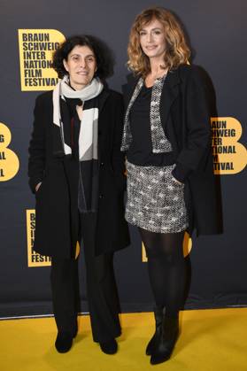 Cecile de France mit Gast bei der Preisverleihung vom 37. Braunschweig International Film Festival im Großen Haus des Staatstheaters Braunschweig. Braunschweig, 11.11.2023