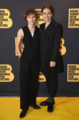 Luna Jordan und Anna Roller bei der Preisverleihung vom 37. Braunschweig International Film Festival im Großen Haus des Staatstheaters Braunschweig. Braunschweig, 11.11.2023