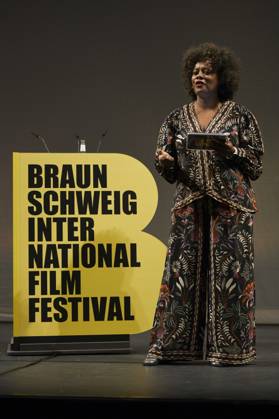 Denise M Baye bei der Preisverleihung vom 37. Braunschweig International Film Festival im Großen Haus des Staatstheaters Braunschweig. Braunschweig, 11.11.2023