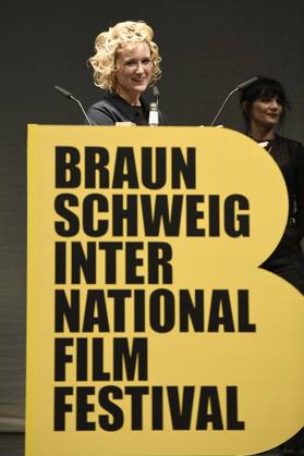Vanessa Donelly bekommt den Heimspiel-Preis bei der Preisverleihung vom 37. Braunschweig International Film Festival im Großen Haus des Staatstheaters Braunschweig. Braunschweig, 11.11.2023