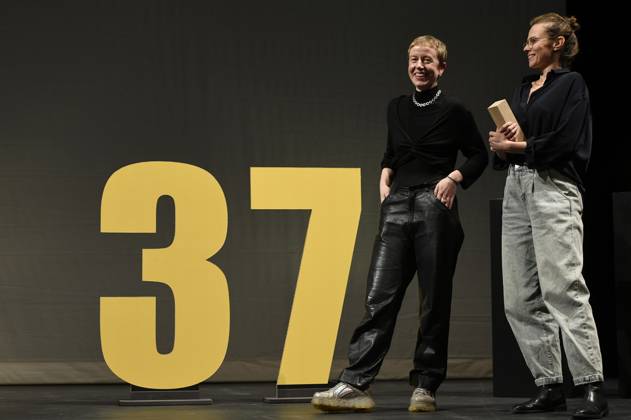 Sophie Ahrens und Karin Hanczewski bei der Preisverleihung vom 37. Braunschweig International Film Festival im Großen Haus des Staatstheaters Braunschweig. Braunschweig, 11.11.2023