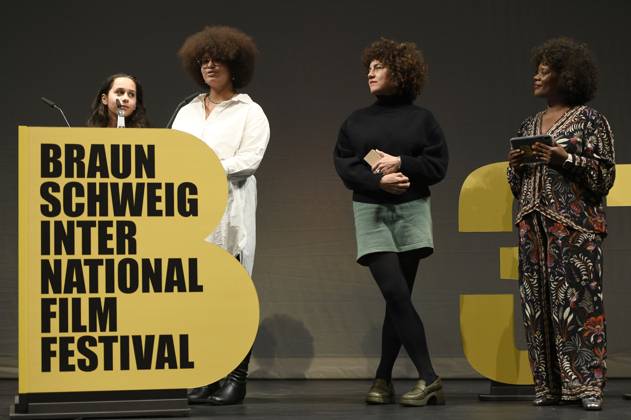 Sara Nouri, Sarah Brahim, Kinama-Preisträgerin Angela Ottobah und Denise M Baye bei der Preisverleihung vom 37. Braunschweig International Film Festival im Großen Haus des Staatstheaters Braunschweig. Braunschweig, 11.11.2023
