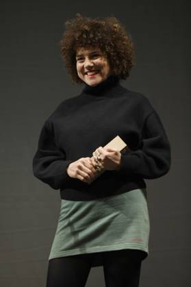 Angela Ottobah mit Kinama-Award bei der Preisverleihung vom 37. Braunschweig International Film Festival im Großen Haus des Staatstheaters Braunschweig. Braunschweig, 11.11.2023