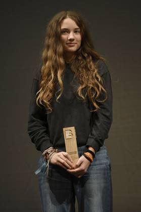 Eline Doenst mit dem Braunschweiger Filmpreis als bester Nachwuchs bei der Preisverleihung vom 37. Braunschweig International Film Festival im Großen Haus des Staatstheaters Braunschweig. Braunschweig, 11.11.2023
