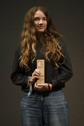 Eline Doenst mit dem Braunschweiger Filmpreis als bester Nachwuchs bei der Preisverleihung vom 37. Braunschweig International Film Festival im Großen Haus des Staatstheaters Braunschweig. Braunschweig, 11.11.2023