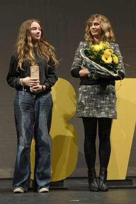 Eline Doenst (Braunschweiger Filmpreis als bester Nachwuchs) und Cecile de France (die Europa als Europäischen Schauspielpreis) bei der Preisverleihung vom 37. Braunschweig International Film Festival im Großen Haus des Staatstheaters Braunschweig. Braunschweig, 11.11.2023