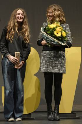 Eline Doenst (Braunschweiger Filmpreis als bester Nachwuchs) und Cecile de France (die Europa als Europäischen Schauspielpreis) bei der Preisverleihung vom 37. Braunschweig International Film Festival im Großen Haus des Staatstheaters Braunschweig. Braunschweig, 11.11.2023