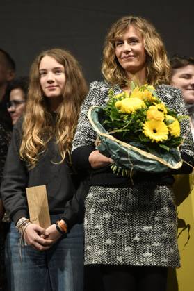 Eline Doenst (Braunschweiger Filmpreis als bester Nachwuchs) und Cecile de France (die Europa als Europäischen Schauspielpreis) bei der Preisverleihung vom 37. Braunschweig International Film Festival im Großen Haus des Staatstheaters Braunschweig. Braunschweig, 11.11.2023