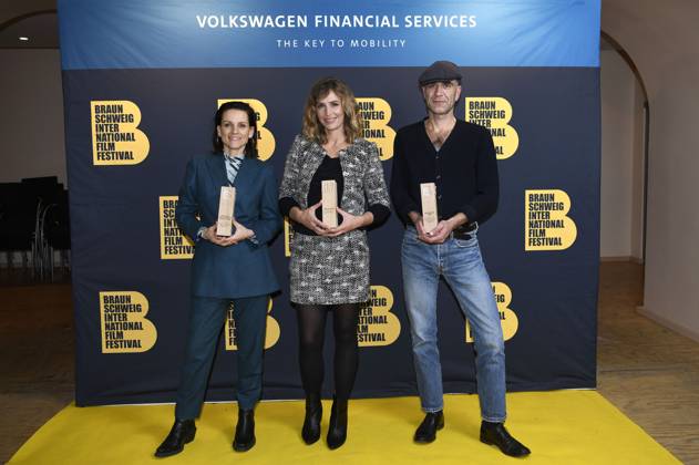 Veerle Baetens mit dem Publikumspreis Heinrich sowie den Volkswagen Financial Services Film Award für den besten Film Cecile de France mit der Europa als Europäischen Schauspielpreis bei der Preisverleihung vom 37. Braunschweig International Film Festival im Großen Haus des Staatstheaters Braunschweig Daneben Maarten Loix. Braunschweig, 11.11.2023