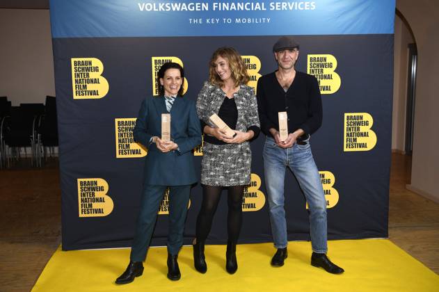 Veerle Baetens mit dem Publikumspreis Heinrich sowie den Volkswagen Financial Services Film Award für den besten Film Cecile de France mit der Europa als Europäischen Schauspielpreis bei der Preisverleihung vom 37. Braunschweig International Film Festival im Großen Haus des Staatstheaters Braunschweig Daneben Maarten Loix. Braunschweig, 11.11.2023