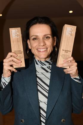 Veerle Baetens mit dem Publikumspreis Heinrich sowie den Volkswagen Financial Services Film Award für den besten Film bei der Preisverleihung vom 37. Braunschweig International Film Festival im Großen Haus des Staatstheaters Braunschweig. Braunschweig, 11.11.2023