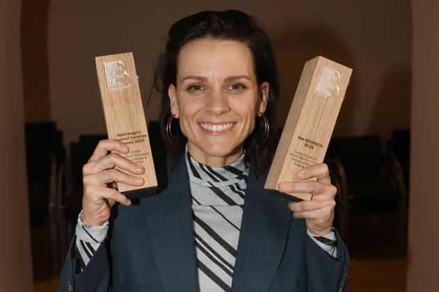 Veerle Baetens mit dem Publikumspreis Heinrich sowie den Volkswagen Financial Services Film Award für den besten Film bei der Preisverleihung vom 37. Braunschweig International Film Festival im Großen Haus des Staatstheaters Braunschweig. Braunschweig, 11.11.2023