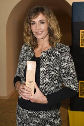 Cecile de France mit der Europa als Europäischen Schauspielpreis bei der Preisverleihung vom 37. Braunschweig International Film Festival im Großen Haus des Staatstheaters Braunschweig. Braunschweig, 11.11.2023