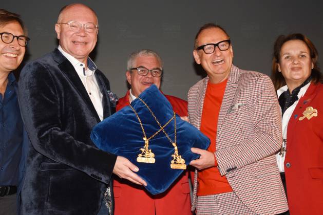 Thomas Lindsmayer Deutsches Theater Geschaeftsfuehrer Martin Rassau Kabarettist Volker Heissmann Kabarettist Karl Valentin Ordens Preistraeger 2024 mit Guenther Grauer Narrhalla Praesident mit Praesidium Muenchen 14.11.2023 Deutsches Theater Narrhalla Karl Valentin Ordens Preistraeger 2024 Vorstellung Muenchen