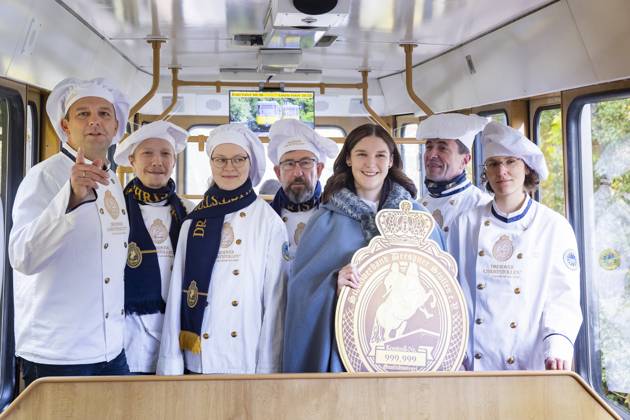 Stollenprüfer vergeben Qualitätssiegel für Dresdner Christstollen Rund 100 Bäckereien und Konditoreien aus Dresden und Umgebung müssen sich alljährlich der Stollenprüfung unterziehen. Wer den echten Dresdner Christstollen verkaufen möchte, hat laut Satzung des Schutzverbandes Dresdner Stollen e. V. hohe Qualitätsanforderungen zu erfüllen erst dann erhält das feine Gebäck sein Qualitätszeichen, das goldene Siegel. Die Prpfung wurde 2023 in der Bergstation der Dresdner Standseilbahn durchgeführt. Dresden Sachsen GERMANY