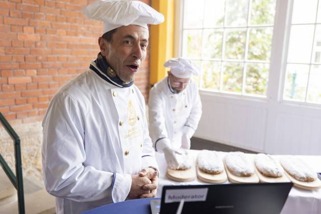 Bilder des Jahres 2023, News 11 November News Themen der Woche KW46 Stollenprüfer vergeben Qualitätssiegel für Dresdner Christstollen Rund 100 Bäckereien und Konditoreien aus Dresden und Umgebung müssen sich alljährlich der Stollenprüfung unterziehen. Wer den echten Dresdner Christstollen verkaufen möchte, hat laut Satzung des Schutzverbandes Dresdner Stollen e. V. hohe Qualitätsanforderungen zu erfüllen erst dann erhält das feine Gebäck sein Qualitätszeichen, das goldene Siegel. Die Prpfung wurde 2023 in der Bergstation der Dresdner Standseilbahn durchgeführt. Dresden Sachsen GERMANY