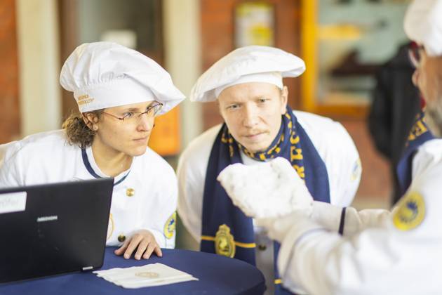 Stollenprüfer vergeben Qualitätssiegel für Dresdner Christstollen Rund 100 Bäckereien und Konditoreien aus Dresden und Umgebung müssen sich alljährlich der Stollenprüfung unterziehen. Wer den echten Dresdner Christstollen verkaufen möchte, hat laut Satzung des Schutzverbandes Dresdner Stollen e. V. hohe Qualitätsanforderungen zu erfüllen erst dann erhält das feine Gebäck sein Qualitätszeichen, das goldene Siegel. Die Prpfung wurde 2023 in der Bergstation der Dresdner Standseilbahn durchgeführt. Dresden Sachsen GERMANY