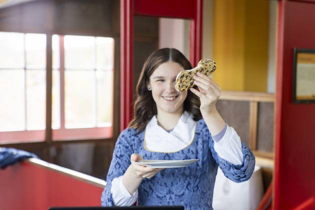 Stollenprüfer vergeben Qualitätssiegel für Dresdner Christstollen Rund 100 Bäckereien und Konditoreien aus Dresden und Umgebung müssen sich alljährlich der Stollenprüfung unterziehen. Wer den echten Dresdner Christstollen verkaufen möchte, hat laut Satzung des Schutzverbandes Dresdner Stollen e. V. hohe Qualitätsanforderungen zu erfüllen erst dann erhält das feine Gebäck sein Qualitätszeichen, das goldene Siegel. Die Prpfung wurde 2023 in der Bergstation der Dresdner Standseilbahn durchgeführt. Das 29. Dresdner Stollenmädchen Nelly Köhler und Ralf Ullrich, Vorstandsmitglied des Schutzverbandes Dresdner Stollen e. V. und für die Stollenprüfungen verantwortlich. Dresden Sachsen GERMANY
