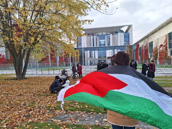 Berlin, Deutschland, 15.11.2023: Pro-Palästinenser-Protest vor dem Kanzleramt; mehrere Personen hatten sich mit Palästinenser-Fahnen versammelt, hier eine Frau mit Flagge, Polizei war vor Ort (Foto von 15:20 Uhr) Copyright: xdtsxNachrichtenagenturx dts_25822