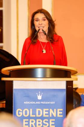 Ruth CH. Rüegg bei derVerleihung der Goldenen Erbse 2023 im Roten Rathaus Berlin.