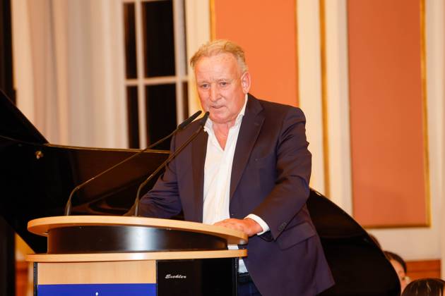 Andreas Brehme bei derVerleihung der Goldenen Erbse 2023 im Roten Rathaus Berlin.