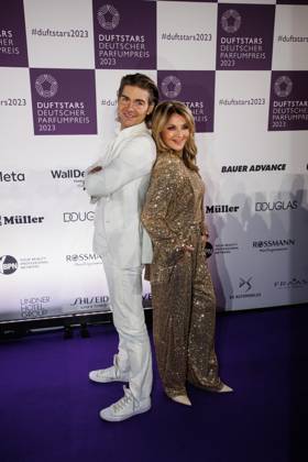 16.11.2023. Düsseldorf. Duftstars - Deutscher Parfumpreis 2023. Hier: Jeremy Fragrance und Frauke Ludowig. Düsseldorf Rheinterassen Nordrhein-Westfalen Deutschland