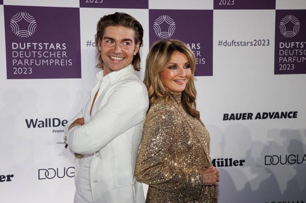 16.11.2023. Düsseldorf. Duftstars - Deutscher Parfumpreis 2023. Hier: Jeremy Fragrance und Frauke Ludowig. Düsseldorf Rheinterassen Nordrhein-Westfalen Deutschland