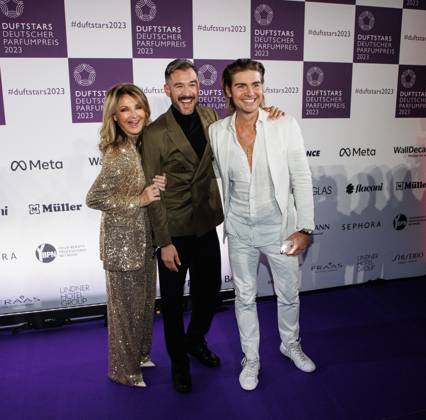 16.11.2023. Düsseldorf. Duftstars - Deutscher Parfumpreis 2023. Hier: Frauke Ludowig, Jochen Schropp und Jeremy Fragrance. Düsseldorf Rheinterassen Nordrhein-Westfalen Deutschland