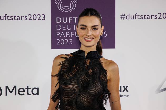 16.11.2023. Düsseldorf. Duftstars - Deutscher Parfumpreis 2023. Hier: Celine Bethmann. Düsseldorf Rheinterassen Nordrhein-Westfalen Deutschland