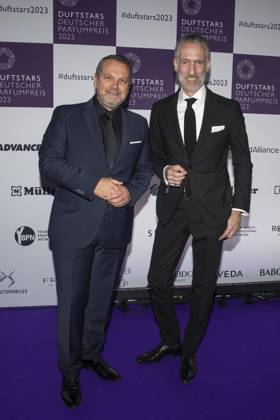 vl: Udo Heuser, CEO Nobilis Group Fragrance Foundation mit Andreas Fuhlisch, Geschäftsführer VKE Kosmetikverband Fragrance Foundation. DUFTSTARS 2023 - Deutscher Parfumpreis Verleihung des deutschen Parfumpreises DUFTSTARS durch die Fragrance Foundation am 16.11.2023, Rheinterrassen, Duesseldorf.