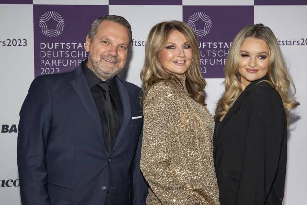 vl: Udo Heuser, CEO Nobilis Group Fragrance Foundation, Moderatorin Frauke Ludowig und Co-Moderatorin Nele Ludowig. DUFTSTARS 2023 - Deutscher Parfumpreis Verleihung des deutschen Parfumpreises DUFTSTARS durch die Fragrance Foundation am 16.11.2023, Rheinterrassen, Duesseldorf.