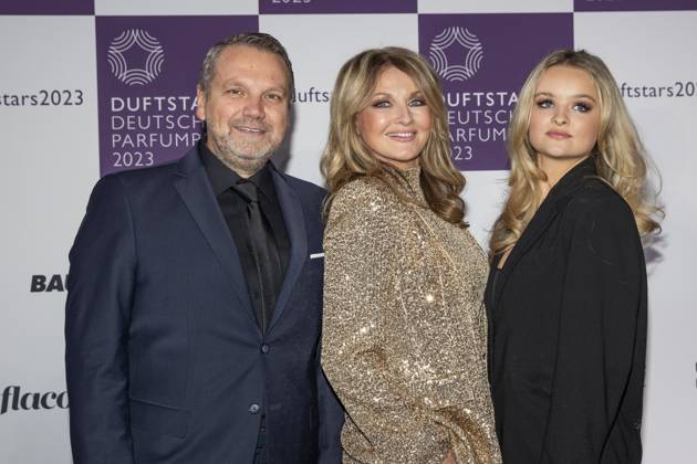 vl: Udo Heuser, CEO Nobilis Group Fragrance Foundation, Moderatorin Frauke Ludowig und Co-Moderatorin Nele Ludowig. DUFTSTARS 2023 - Deutscher Parfumpreis Verleihung des deutschen Parfumpreises DUFTSTARS durch die Fragrance Foundation am 16.11.2023, Rheinterrassen, Duesseldorf.