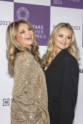 Moderatorin Frauke Ludowig mit Tochter und Co-Moderatorin Nele Ludowig. DUFTSTARS 2023 - Deutscher Parfumpreis Verleihung des deutschen Parfumpreises DUFTSTARS durch die Fragrance Foundation am 16.11.2023, Rheinterrassen, Duesseldorf.